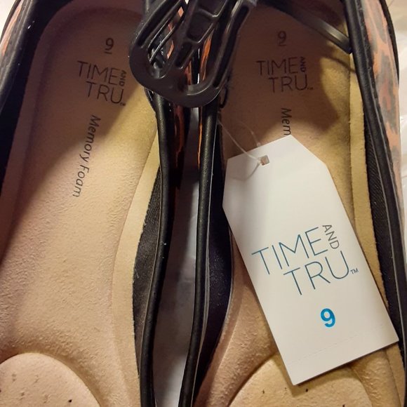 Women's Time and Tru Flats NWT - Picture 2 of 4